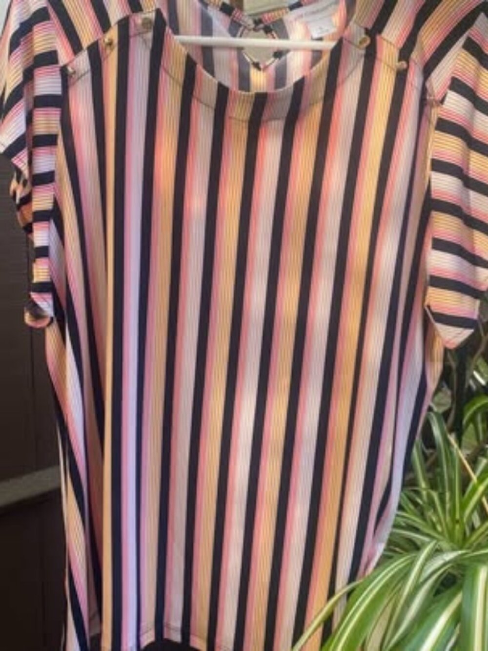 Lovely womens like-new stretch top with flutter sleeves - Large